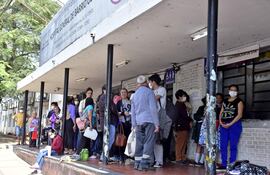 Larga fila de pacientes esperaban está mañana sacar un turno en el Hospital Barrio Obrero.