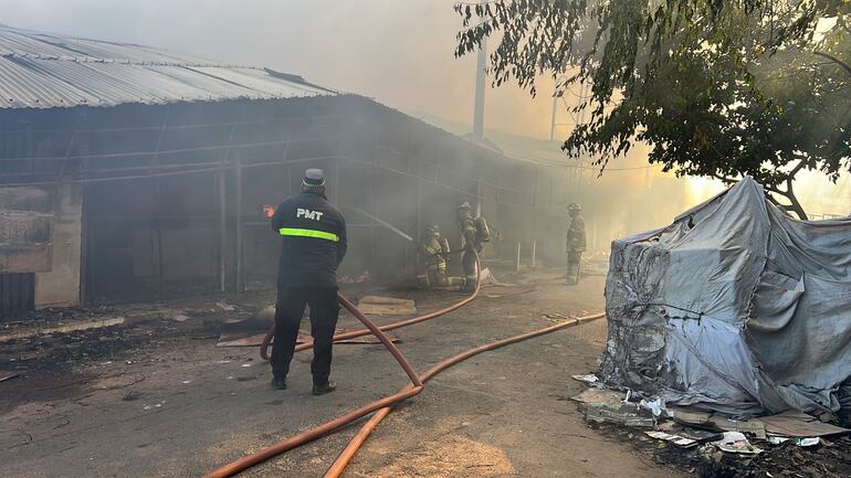 Funcionarios municipales colaboran con los bomberos en las tareas para apagar el incendio