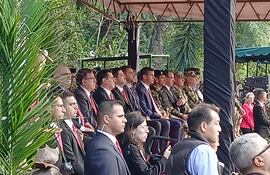 Autoridades e invitados especiales participando de la ceremonia por el 180 aniversario del Regimiento Escolta Presidencial, este jueves.