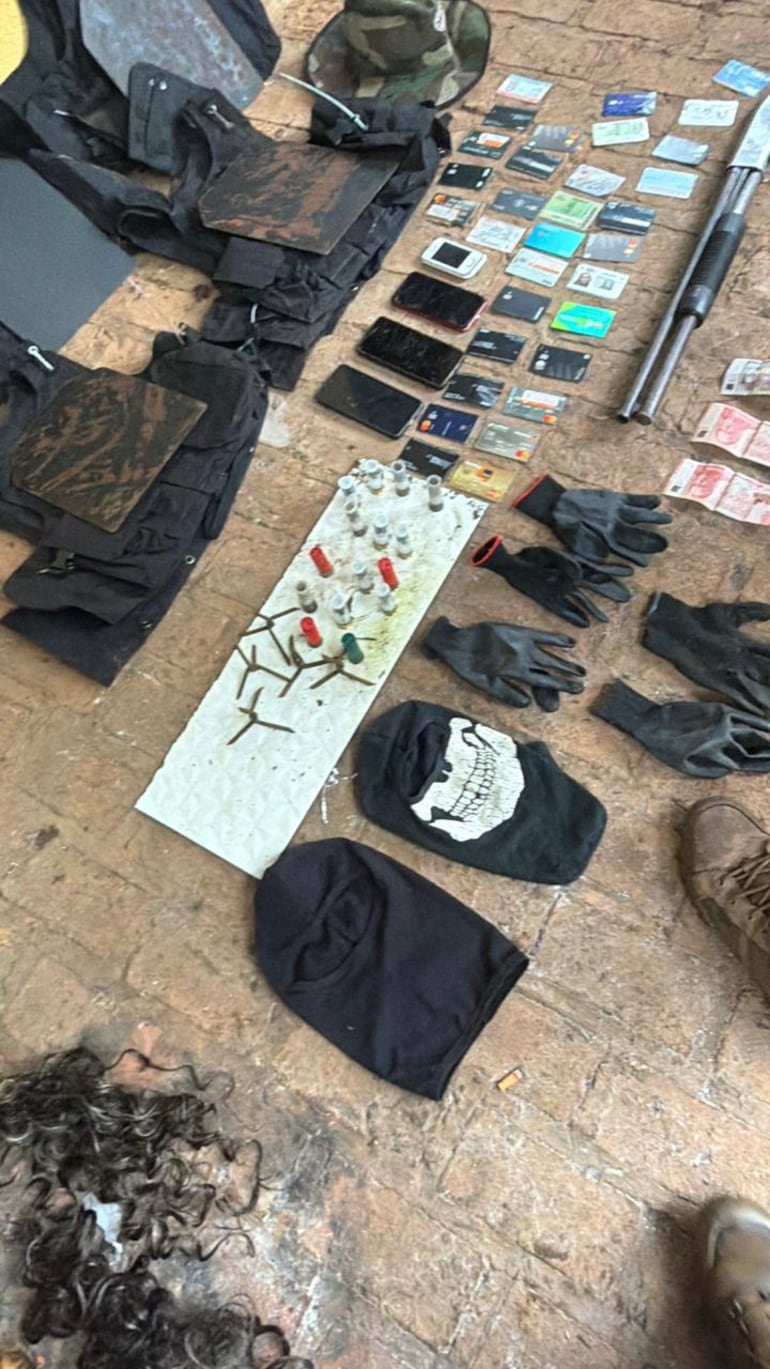 Parte de las evidencias incautadas en el aguantadero de los delincuentes esta mañana. Hay cuatro detenidos por el megaatraco en Santa Rita.