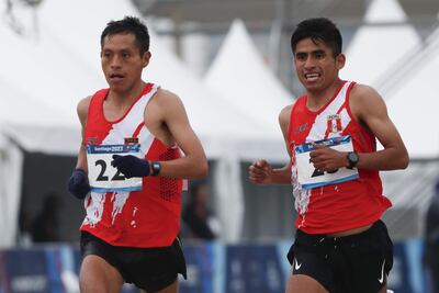 Christian Pacheco (i) y Luis Ostos de Perú compiten en la maratón masculina hoy, durante los Juegos Panamericanos 2023 en Santiago (Chile).