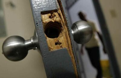 Los ladrones forzaron la puerta para ingresar a la vivienda y hurtar las pertenencias de la víctima y su familia.