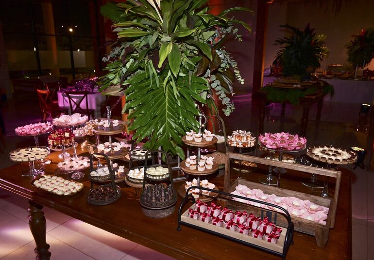 La fiesta fue decorada con luces, arreglos de flores naturales, recreando un ambiente muy juvenil por Raquel Safuan.