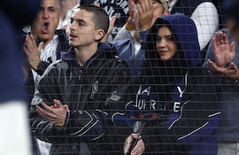 Timothée Chalamet y Kylie Jenner, juntitos en el partido entre los Yankees de Nueva York y los Toronto Blue Jays en el Yankee Stadium. (Ishika Samant/Getty Images/AFP)