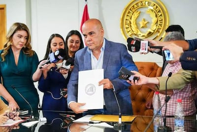 Basilio "Bachi" Núñez, posa con el informe del BCP sobre ueno Bank
