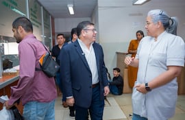 El intendente Daniel Pereira Mujica durante el recorrido por el Hospital Regional de Ciudad del Este.