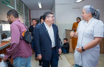 El intendente Daniel Pereira Mujica durante el recorrido por el Hospital Regional de Ciudad del Este.