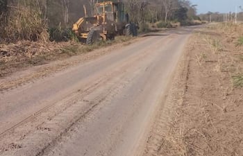 Maquinaria realizando limpieza lateral del camino