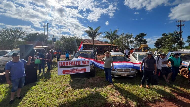 Pobladores de tres distritos cierran ruta para pedir “asfaltado ya” en el noreste de Itapúa