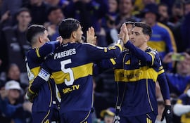 Jugadores de Boca Juniors celebran un gol de Miguel Merentiel este jueves, en un partido de la Copa Sudamericana entre Boca Juniors y O'Higgins en el estadio Alberto José Armando, en Buenos Aires (Argentina).