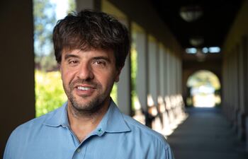 Una fotografía cedida por la Universidad de Stanford muestra al científico y médico estadounidense Karl Deisseroth posando para un retrato en su laboratorio CNC, en la Facultad de Medicina de la Universidad de Stanford, en Palo Alto, California, Estados Unidos, el 10 de agosto de 2021.