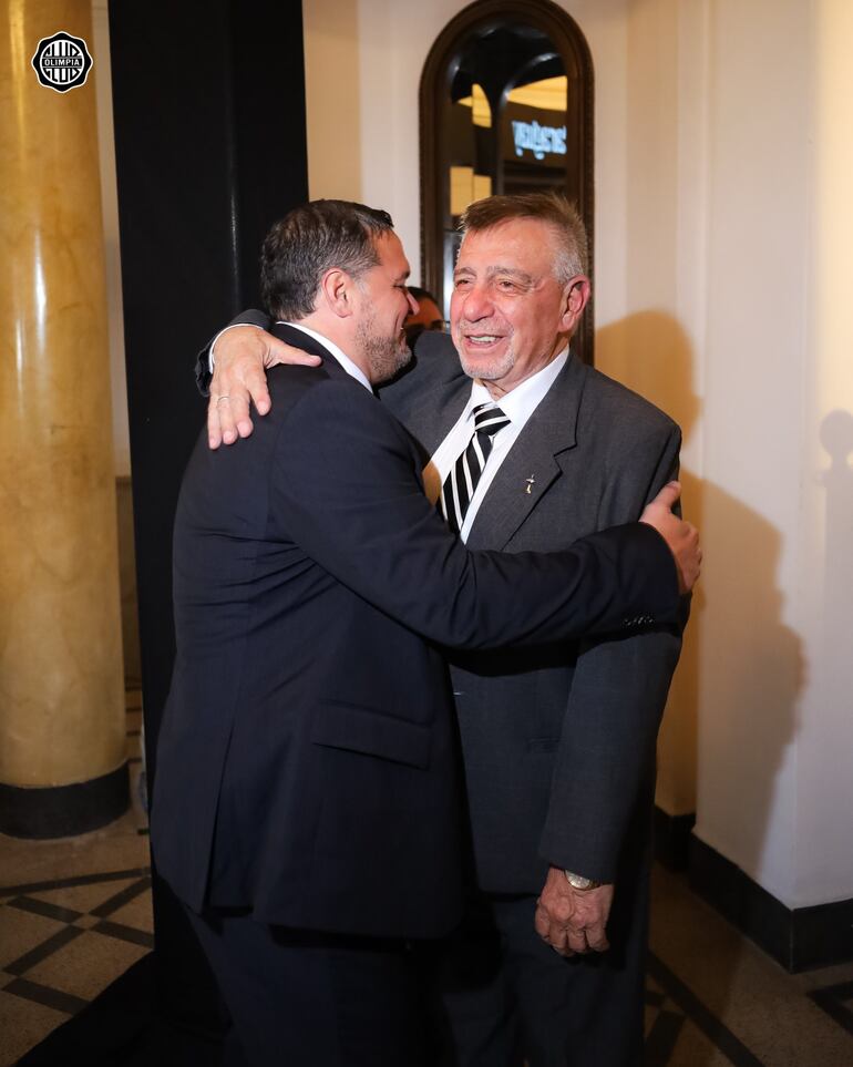 Rodrigo "Coto" Nogués, presidente de Olimpia abraza a la leyenda Ever Hugo Almeida.
