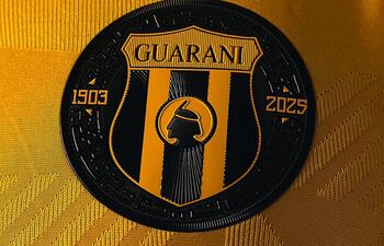 El escudo de que portará la camiseta de Guaraní, en el homenaje a su aniversario 122, en el duelo ante Sportivo Ameliano.