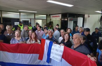 Jubilados municipales acampan frente a la oficina del intendente de Asunción, Luis Bello (ANR-HC).