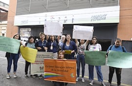 Estudiantes y activistas exigen Educación Integral de la Sexualidad, movilizándose frente al MEC.