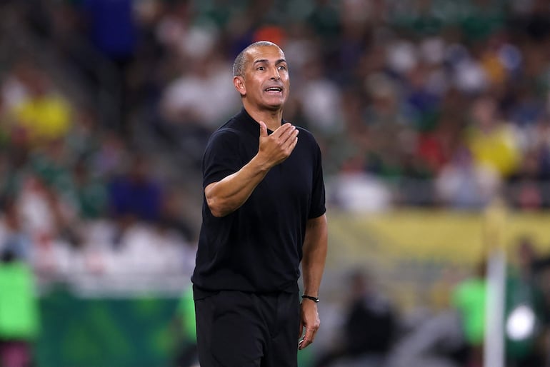 El director técnico francés de Túnez, Sabri Lamouchi, durante el partido de fútbol del Grupo F del Mundial 2026 entre Suecia y Túnez en el Estadio de Monterrey, en Guadalupe.