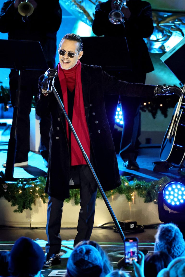 Marc Anthony presentó su show durante la ceremonia de encendido del árbol de Navidad del Rockefeller Center en Nueva York. (Theo Wargo/Getty Images/AFP)
