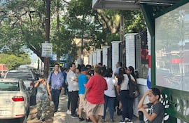 Concentración de padres esta tarde, frente al Colegio Nacional de la Capital (CNC), reclaman excesivo retraso de las obras de refacción.