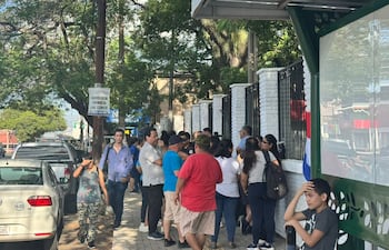 Concentración de padres esta tarde, frente al Colegio Nacional de la Capital (CNC), reclaman excesivo retraso de las obras de refacción.