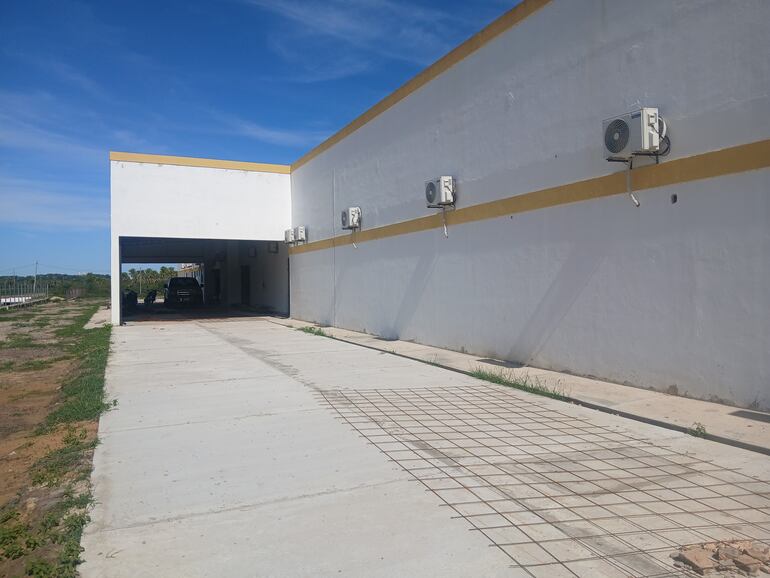 Entrada a urgencia del Hospital en su etapa de culminación de trabajos.