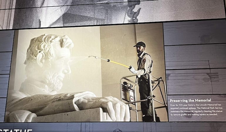 Fotografía que muestra la imagen de un hombre limpiando la estatua del presidente Abraham Lincoln este jueves, en Washington (Estados Unidos).