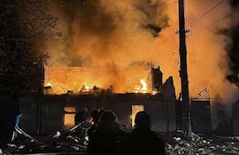 Rescatistas ucranianos tratan de contener un incendio en un edificio dañado durante un bombardeo ruso contra la ciudad de Odesa, el pasado sábado.