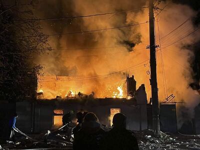 Rescatistas ucranianos tratan de contener un incendio en un edificio dañado durante un bombardeo ruso contra la ciudad de Odesa, el pasado sábado.