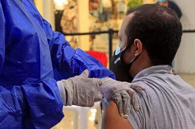 Una enfermera inyecta una dosis de una vacuna contra la covid-19.