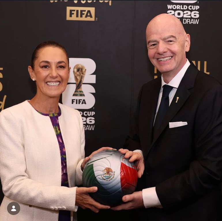 El presidente de la FIFA, Gianni Infantino, entregó una obra de la artista paraguaya Lili Cantero a Claudia Sheinbaum, presidenta de México.
