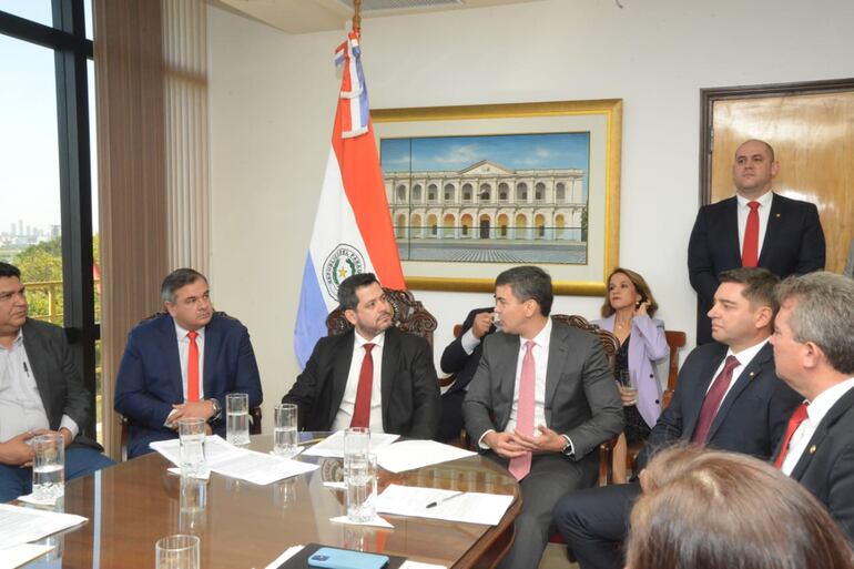 Reunión de diputados colorados con Santiago Peña, presidente electo, y Pedro Alliana, vicepresidente electo.