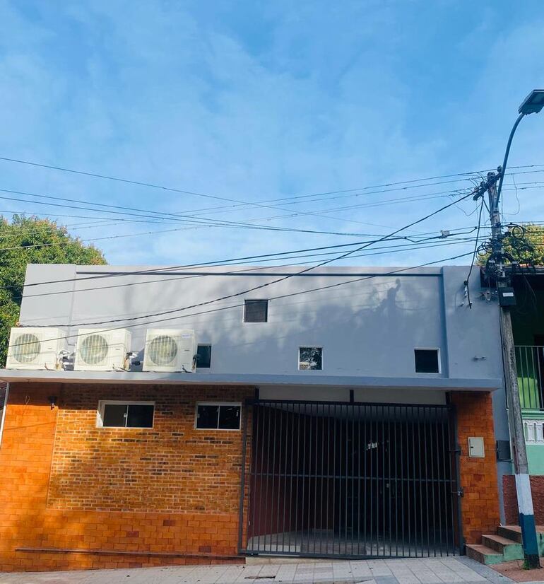 Mientras tanto, las celebraciones se realizan en este pequeño salón, ubicado en la parte contigua del templo.