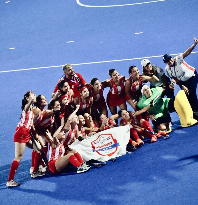 Celebración de las integrantes del seleccionado femenino de hockey luego del triunfo por 4-0 sobre Guayana, para obtener la séptima ubicación en la clasificación final.