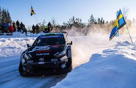 Elfyn Evans sigue líder en Suecia