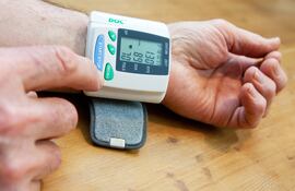 Los tensiómetros de muñeca son útiles para medir la presión arterial en casa.