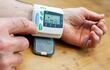 Los tensiómetros de muñeca son útiles para medir la presión arterial en casa.
