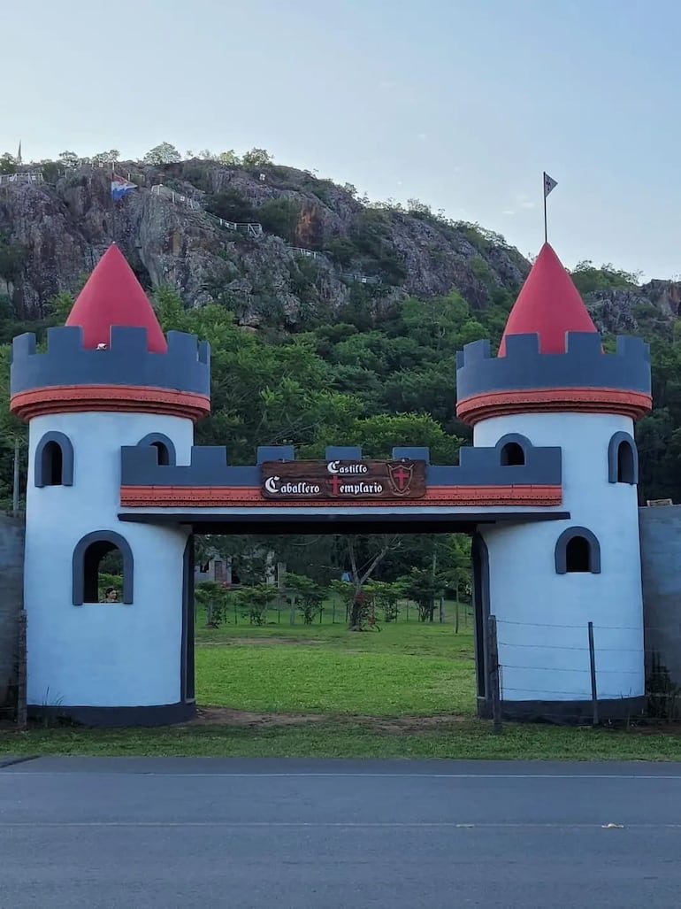La entrada al Castillo Caballero transporta a los visitantes a la época medieval.