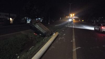 El vehículo terminó volcando en medio de la Ruta PY02 en Ciudad del Este.