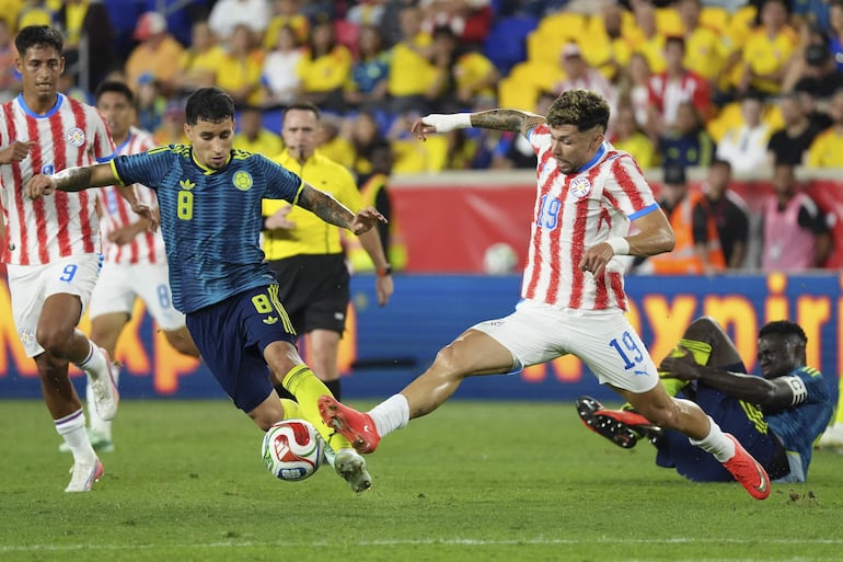 Gustavo Puerta (i) de Colombia disputa un balón con Julio Enciso de Paraguay este viernes, en un partido amistoso entre las selecciones de Colombia y Paraguay en el estadio Sports Illustrated en Nueva Jersey (Estados Unidos).