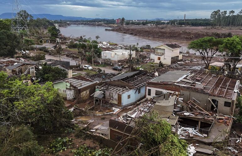 AME4741. LAJEADO (BRASIL), 08/05/2024. Fotografía aérea tomada con un dron que muestra las casas destruidas tras la inundación causada por el desbordamiento del río Taquari, en la ciudad de Lajeado, en el estado de Río Grande do Sul en el sur de Brasil.