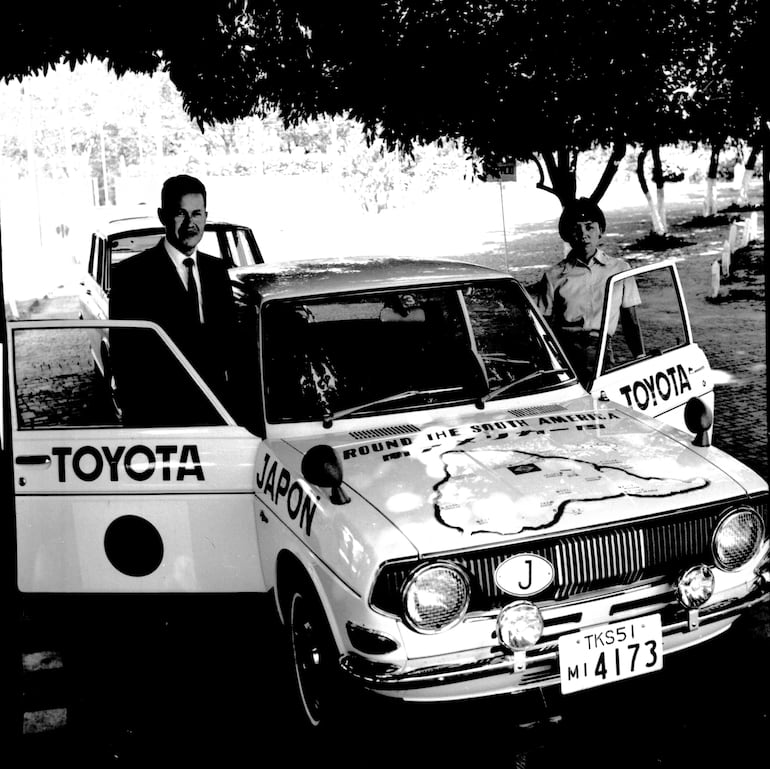 La raidista japonesa a bordo de su Toyota 1.000 durante su estadía en Asunción, en 1969.