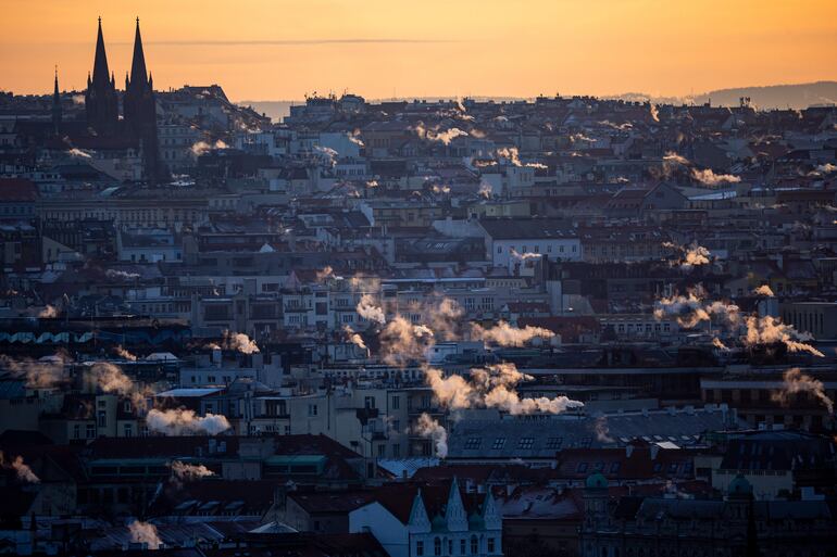 Humo sale de las chimeneas al amanecer en una mañana de invierno en Praga, República Checa, el 5 de enero de 2026. Según el Instituto Hidrometeorológico Checo, por la noche y a primera hora de la mañana, las temperaturas bajarán hasta -14 grados Celsius en la República Checa. 