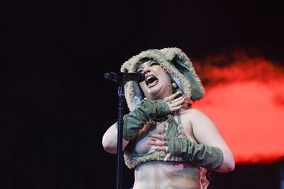 Lola Young durante su presentación en el festival de Coachella en abril pasado. La cantante británica suspendió todas sus presentaciones.