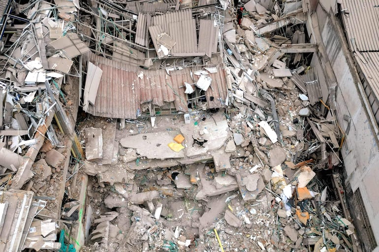 Un perro entre los escombros de un edificio destruido por el terremoto en la localidad de Pereira.
