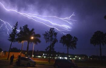 Con la llegada de la noche, se esperan tormentas eléctricas y vientos fuertes en varias zonas del país.