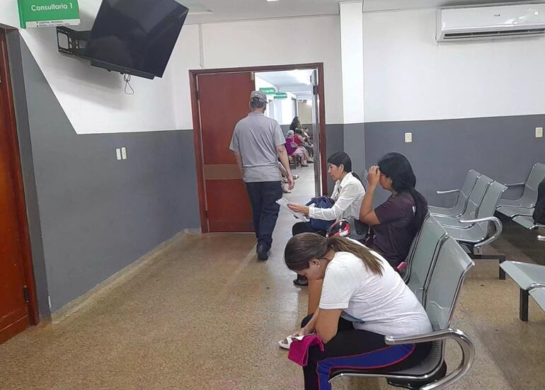 Pacientes del Hospital Regional de Pedro Juan Caballero esperan turno para recibir atención en el servicio de urgencias.