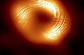 Un agujero negro hasta ahora tranquilo, situado en el centro de una galaxia a unos 800 millones de años luz de distancia, ha entrado en erupción repentinamente, emitiendo penachos de gas cada 8,5 días antes de volver a su estado normal.