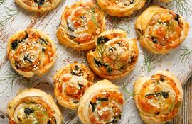 Hojaldre de mandioca relleno con espinacas.