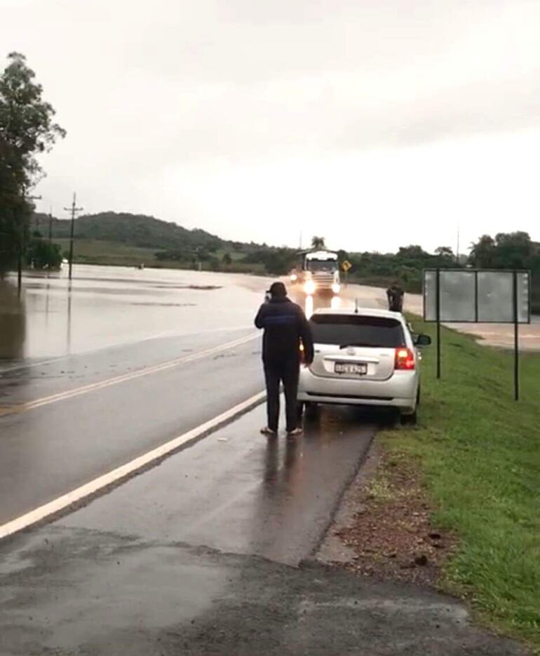 En Ruta PY01, a la entrada a la ciudad, el tránsito vehicular se vio afectado por el desborde arroyo Apichapa.