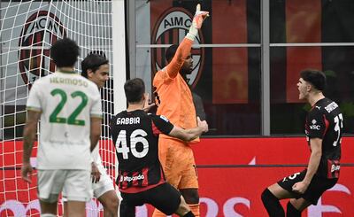 Mike Maignan celebra el penal atajado a Paulo Dybala.