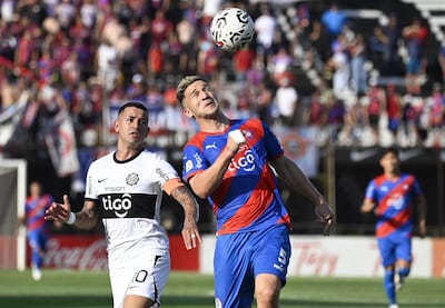 Derlis González (Olimpia) pelea el balón con Jorge Morel (Cerro Porteño), en Para Uno.